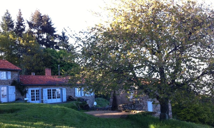 Cherier Cabaña | Casa para parejas y familia en 7ha de domaine privé. Montagne et vignobles.