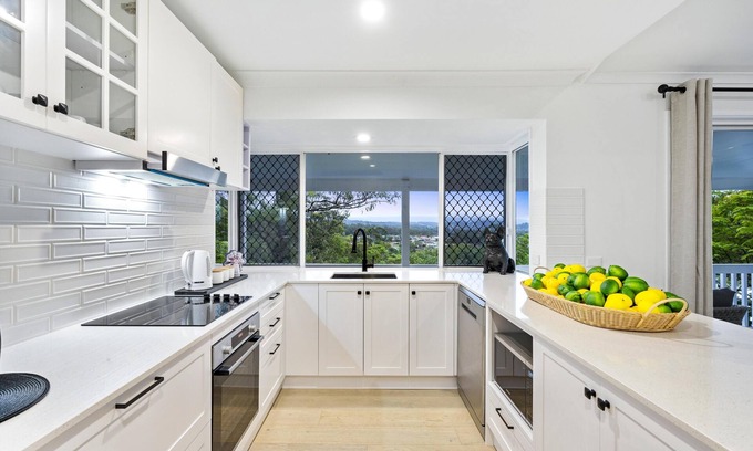 Parkwood Casa | Family House with Private Pool - Q Stay