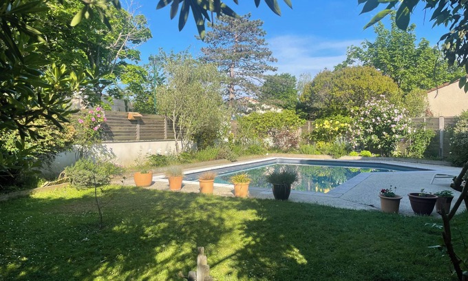 Pibrac Casa | Vivienda unifamiliar con piscina en el pueblo con encanto