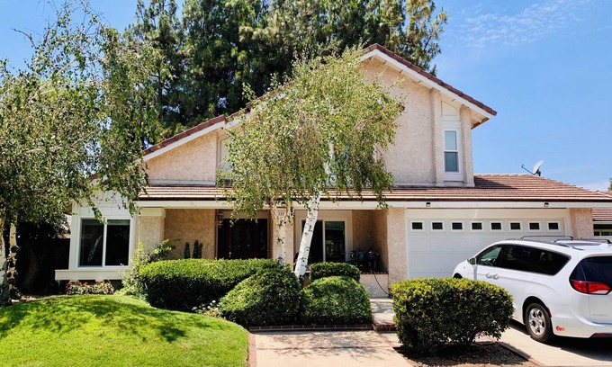 Valencia Casa | Family, kid and dog friendly, Fenced yard, 3 bed, 3 bath.