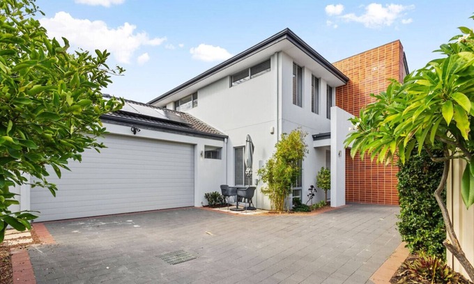 Karrinyup Casa | Family Luxury 5BR Stylish Home