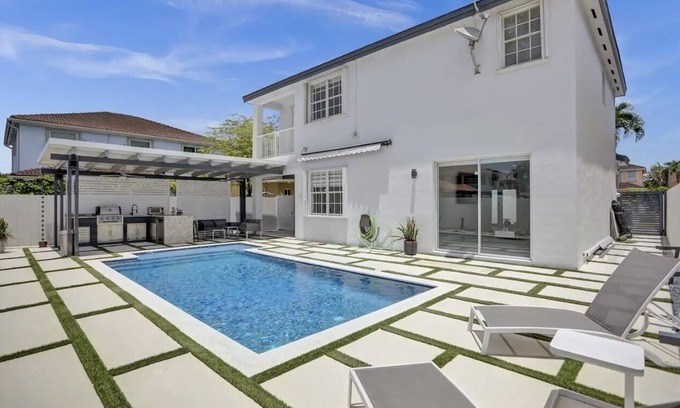Tamiami Casa | family modern house , quiet area ,remodel house .