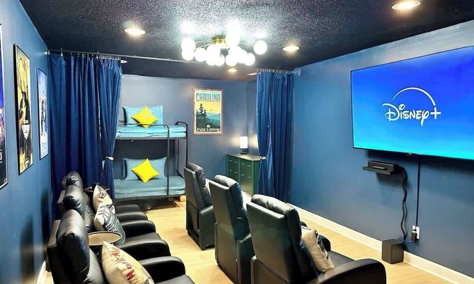Greensboro Casa | Family Movie and Game Room 2 King 5 Queen and 2 Twin Beds