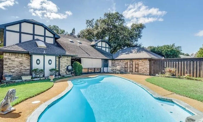 Plano Casa | Family Oasis in Central Plano ; Pool, Patio, 5BR, Fast Wi-Fi