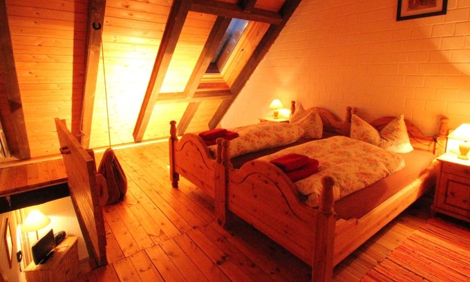 Burg Apartamento | Family offer, double room with gallery, shower/toilet, FR - the cyclist barn
