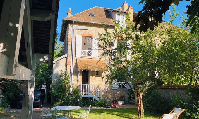 Barbizon Casa | Familia en casa antigua con jardín cerca del bosque