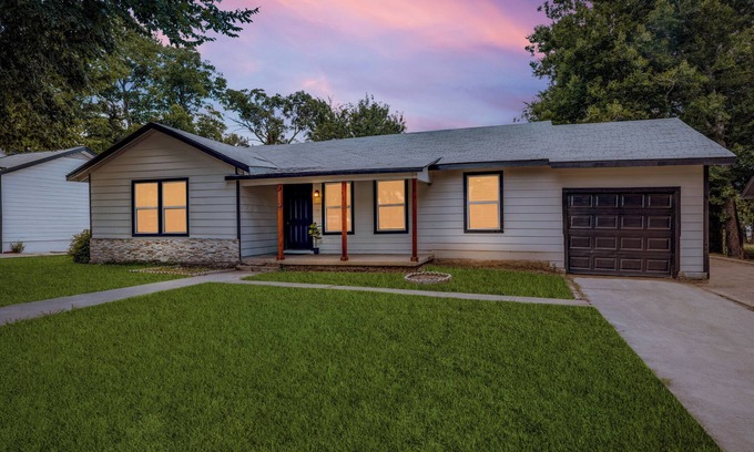 South Arlington Casa | Family & Pet-Friendly 4BR Home, Walk to Stadiums