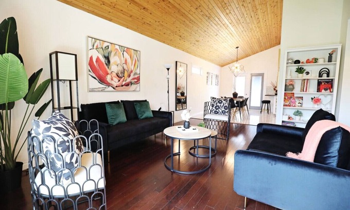 West Edmonton Casa | Family & Pet Friendly | A/C | Disney+ | Near WEM