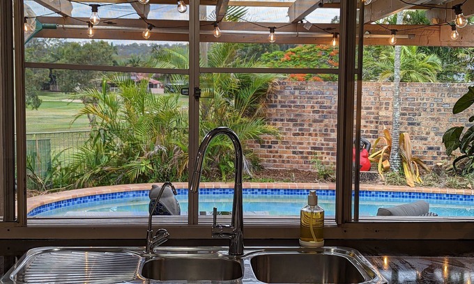 Helensvale Casa | Family Pet Friendly Theme Park Golf Course Pool