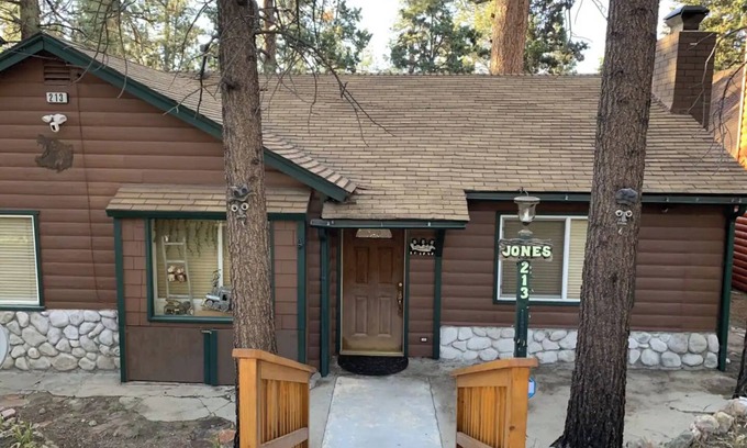 Big Bear City Cabina | Family/Pet Friendly - Hot Tub - TESLA Charger