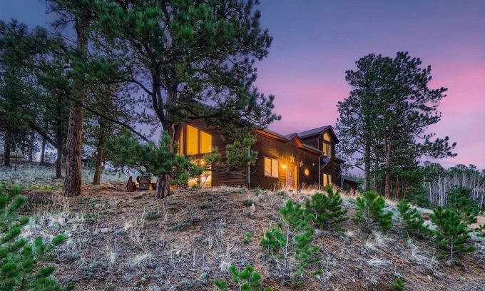 Bailey Casa | Family & Pet Friendly - Hot Tub - 2 King Beds - Near Denver - Views - Wildlife