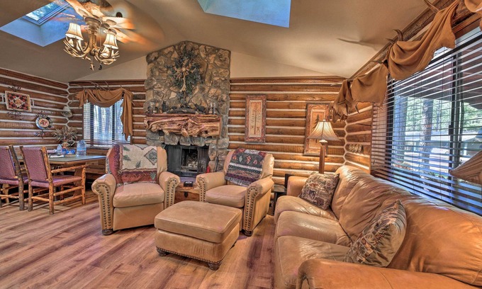 Pinetop-Lakeside Cabina | Family & Pet Friendly: Rustic Lakeside Cabin