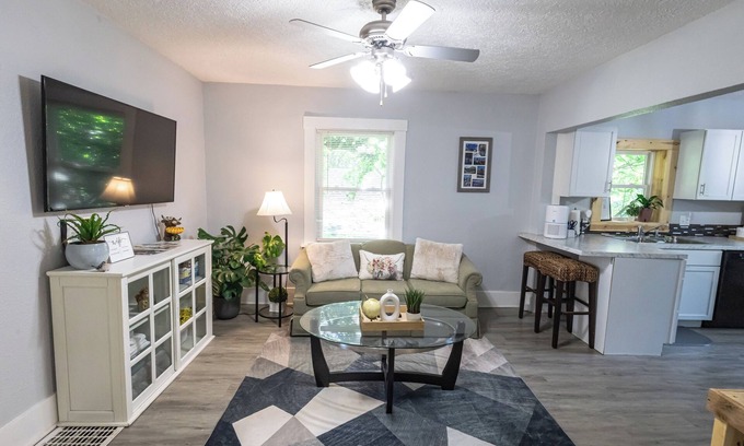 Greater South Side Casa | The Kirkwood - Cozy 2bdrm Oasis