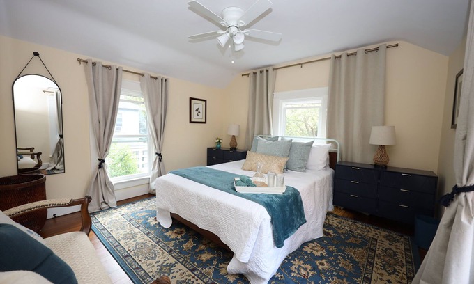 Wallingford Center Casa | Family, pet friendly downtown New England charmer. Mins from Yale, Choate, QU.