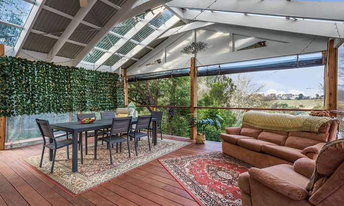 Emerald Casa | Family & Pet Friendly - walking distance to town