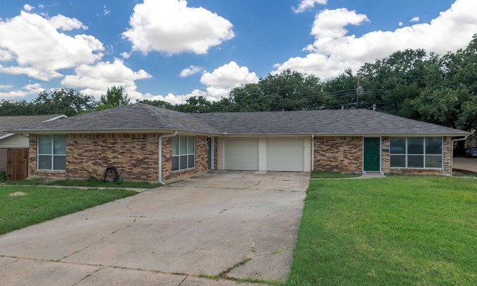 Euless Casa | Cozy Summer Duplex with Yard, Parking & Fast Wi-Fi