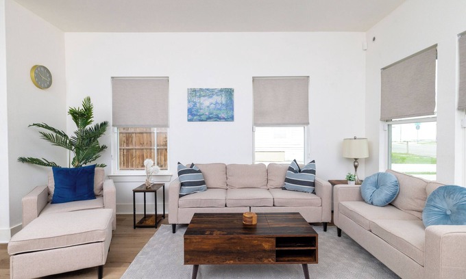 Fort Worth Casa | Bright & Accessible Fort Worth Stay – Fenced Yard