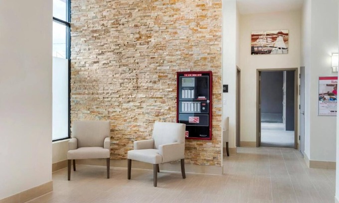 Queens Casa | Family Ready Rooms with Two Queens | Quick Train Ride to New York City