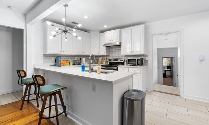 Terrell Heights Casa | Family & Remote Work Retreat Near Airport, Google Fiber Wifi, and Classic Games!