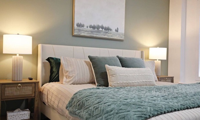 Northwest Edmonton Casa | Family Retreat: 4 King/3 Queen|Sleeps 14|Near WEM