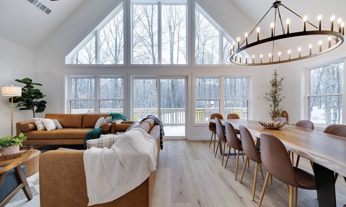 Jim Thorpe Chalet De Esquí | Family retreat: 5 bedroom modern chalet with Hot Tub, Bonfire, Mini Golf & More!