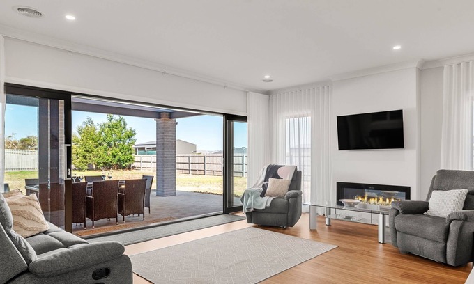 Coronet Bay Casa | Family retreat on ½ acre near Phillip Island — pet-friendly & modern.