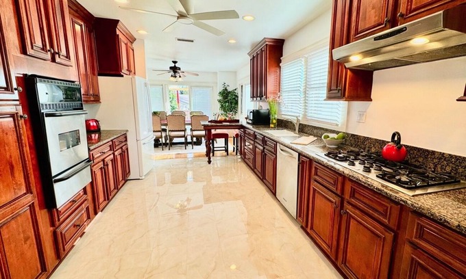 Orange Casa | Family Retreat/RV Parking/ Pickleball OC Red House