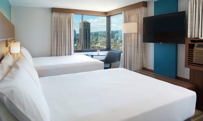 Waikiki Hotel | Family Retreat Steps Away from Waikiki Beach | 2 Rooms w/ Free Breakfast