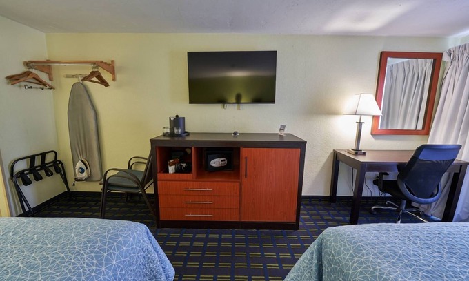 West Yarmouth Hotel | Family Retreat w/ Heated Pools, Mini Golf & Free Continental Breakfast, 3 Rooms