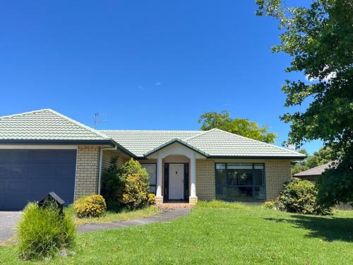 East Tamaki Casa | Family Retreat with Playground Views in East Tamaki