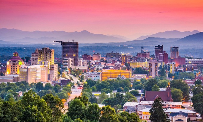 Asheville Cabina | Retiro de rododendro: ¡Espacio perfecto para grupos o familias!