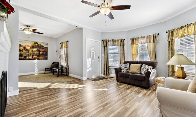 Joliet Casa | Family reunion? Huge House w/6 Bedrooms 3 full baths Washer&Dyer Big Yard WiFi