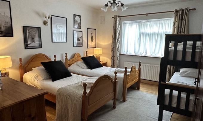 Malahide Casa | Family room (en-suite) in a cozy Guest House, beside pretty Malahide Village, Castle and near Dublin Airport