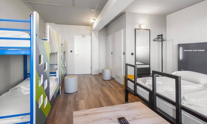 Suedvorstadt Casa | Family room, shower, WC - a&o Dresden Hauptbahnhof