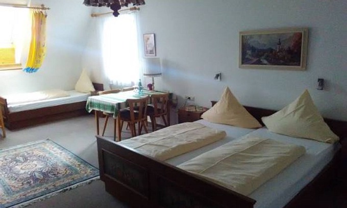 Breitnau Apartamento | Family room with shower and WC