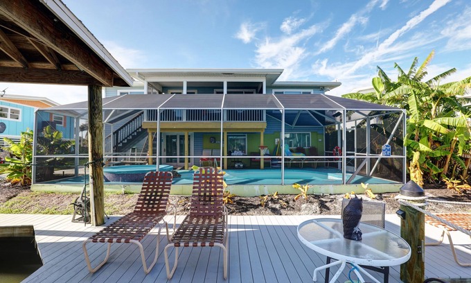 Mid Island Casa | Relajante, Familia, Piscina, Se admiten perros, 400 pies de la playa, Propiedad Premium.