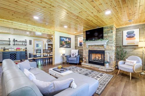 Gatlinburg - Pigeon Forge Casa | Family Sevierville Cottage with Game Room and Hot Tub!