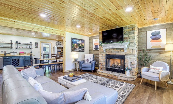 Gatlinburg - Pigeon Forge Cabaña | Family Sevierville Cottage w/ Game Room & Hot Tub!