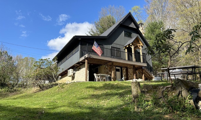 New Rumley Chalet De Esquí | Family sized chalet on the Lakeside of Leesville Lake - pets allowed