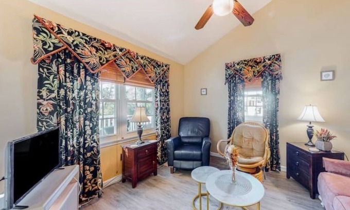 Caine Woods Condominio | Family-sized Condo Home by Beach Bayside & Pet Friendly