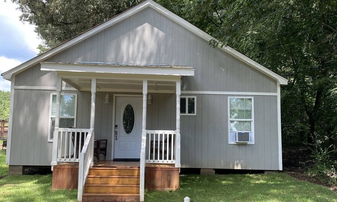 Memphis Cabaña | Family-sized Cottage (The Lily Pad) with numerous amenities.