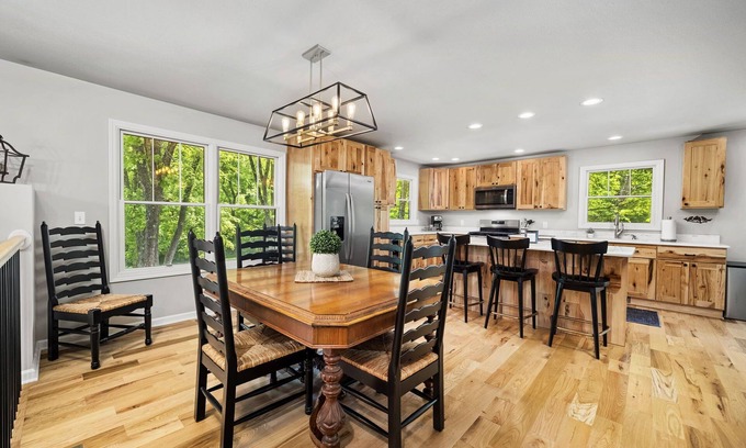Simpson Casa | Stargaze w/Family + 14 min from Legacy Farm!