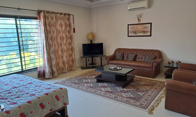 Islamabad Casa | Suite familiar, 2 dormitorios con baño común y un comedor.