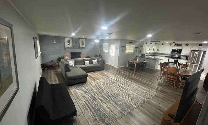 North Richland Hills Casa | Family/ Team Spacious 5-bedroom house 16+ beds WiFi, AC in North Richland Hills