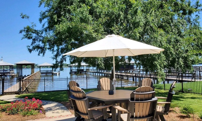 Ventress Casa | "Family Ties" - False River Home Away from Home - Sleeps 10
