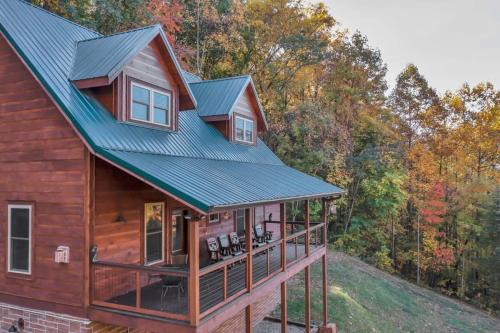 Gatlinburg - Pigeon Forge Casa | Family Time - Theatre - Fire Pit - Hot Tub & Views