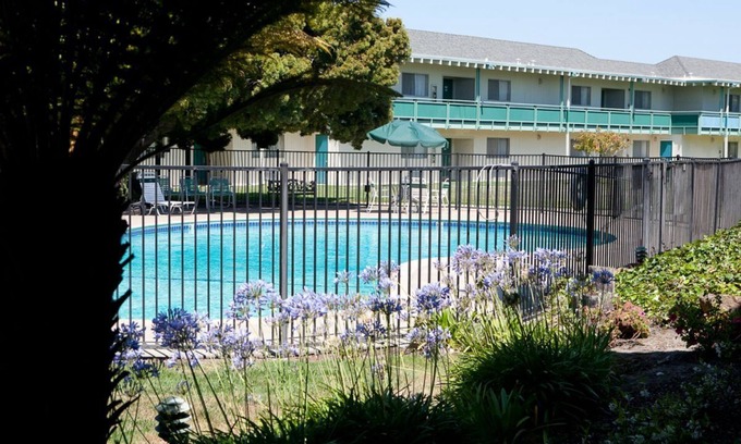 East End Apartamento | Family Vacation in Cali! Free Breakfast, Pool, Jacuzzi, Free Parking!