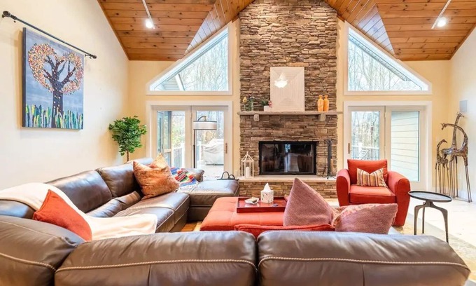 Pocono Pines Cabina | Family Vacation with Decorated Modern Comfort