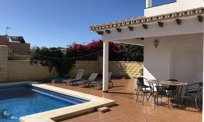 Torre del Mar Villa | Villa familiar de 3 camas con piscina privada Capacidad para 6/8. 15 minutos a pie de la ciudad y la playa