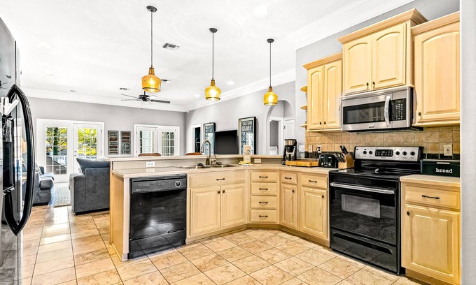 Village of Sugar Beach Casa | Family Villa with Sun Deck, Patio, Private Pool, Grill - Full Kitchen + WiFi